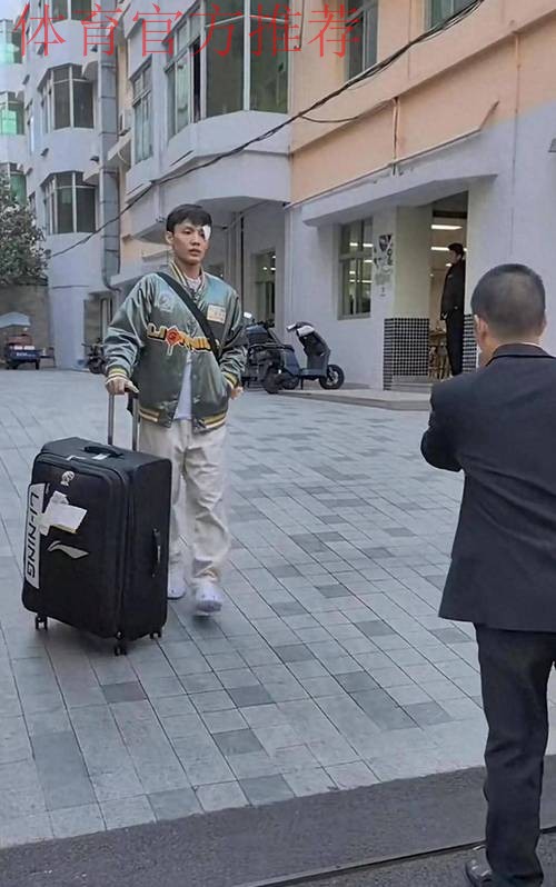 首战广东曝巨大隐患！徐杰伤退引进攻崩盘，最后希望寄予麦考尔了